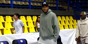 Ο Γιάννης Αντετοκούνμπο, στο γήπεδο του Περιστερίου