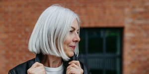 Γυναίκα με γκρι μαλλιά 