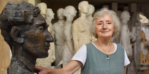 Οταν η Ασπασία Παπαδοπεράκη σμίλευε τον Καβάφη