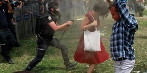 Η στιγμή που ο αστυνομικός ρίχνει χημικά στη «γυναίκα με τα κόκκινα»