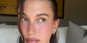 Hailey Bieber με κόκκινο πουά φόρεμα και ρουζ