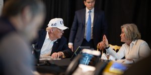 O Ντόναλντ Τραμπ κατά τη διάρκεια συντονισμού της αμερικανικής επιχείρησης στον Λευκό Οίκο