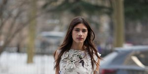 νέα κοπέλα με μακριά μαλλιά και φόρεμα με λουλούδια