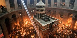 Ο Πανάγιος Τάφος στην Ιερουσαλήμ κατά την τελετή Αφής του Αγίου Φωτός 