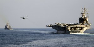 Πολεμικά πλοία στα Στενά του Ορμούζ 