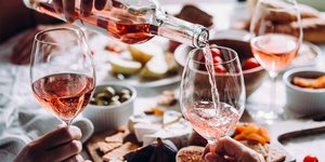 Για δεκαετίες, το επιχειρηματικό μοντέλο πολλών εστιατορίων στηριζόταν σε μια συγκεκριμένη αναλογία. Σήμερα, η ισορροπία αυτή έχει ανατραπεί / SHUTTERSTOCK