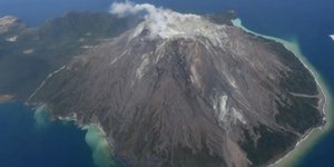 To μέρος του ηφαιστείου Κικάι που βρίσκεται πάνω από την επιφάνεια της θάλασσας στην Ιαπωνία 