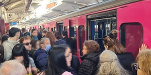 Κόσμος έξω από συρμό του ηλεκτρικού