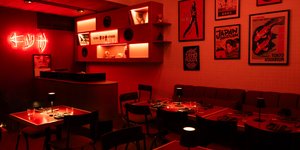 εστιατόριο τραπέζια κόκκινα νέον φώτα japanese pub 