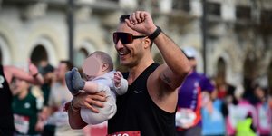Ημιμαραθώνιος μωρό αγκαλιά