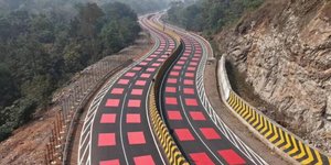 Κόκκινη άσφαλτος στους δρόμους της Ινδίας 