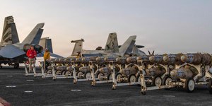 Βλήματα για επιθέσεις κατά του Ιράν στο κατάστρωμα του αεροπλανοφόρου USS Lincoln