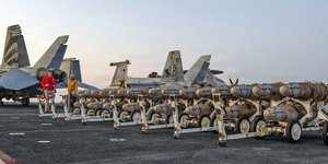 Βλήματα για επιθέσεις κατά του Ιράν στο κατάστρωμα του αεροπλανοφόρου USS Lincoln