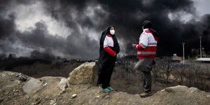 Μαύροι καπνοί από βομβαρδισμό ιρανικής πετρελαϊκής εγκατάστασης