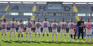 Οι παίκτες του Ιράν με σχολικές τσάντες στα χέρια