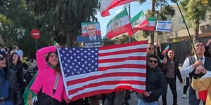 αμπάνιες και ντίσκο έξω από την ιρανική πρεσβεία στην Αθήνα - Ξέφρενοι πανηγυρισμοί