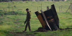 Ισραηλινός στρατιώτης δίπλα σε καταρριφθέντα ιρανικό πύραυλο