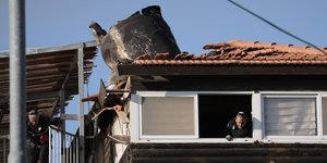 Τμήμα ιρανικού πυραύλου που αναχαιτίστηκε και καρφώθηκε πάνω σε σκεπή στην Ιερουσαλήμ 