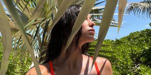 Ιρίνα Σάικ με κόκκινο μαγιό