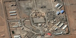 Βομβαρδισμένες στρατιωτικές δομές φύλαξης της πυρηνικής εγκατάστασης στο Ισφαχάν του Ιράν 