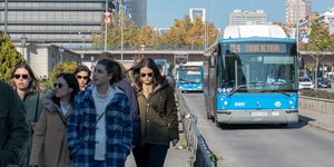 Καταδικάστηκε άνδρας στην Ισπανία για χειροφίλημα σε στάση λεωφορείου