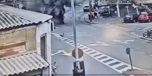 H στιγμή που βλήμα από ιρανικό πύραυλο διασποράς χτυπά σε δρόμο στο Ισραήλ