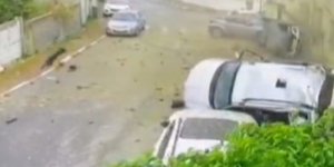 Η στιγμή που ιρανικό βλήμα χτυπά αυτοκίνητο στο Ισραήλ 