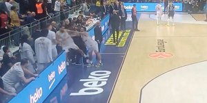 Η στιγμή που ο Τζέιμς σπρώχνει τον Οκόμπο