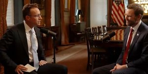 O αντιπρόεδρος των ΗΠΑ, Τζέι Ντι Βανς και ο συντηρητικός podcaster Μπένι Τζόνσον