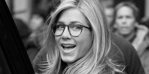 γυναίκα μετά τα 40 που φοράει γυαλά για πρεσβυωπία