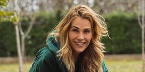 Η Τζένη Μπότση στον κήπο του σπιτιού της