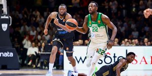 Ο Τζέριαν Γκραντ στο ματς του Παναθηναϊκού AKTOR με την Ντουμπάι