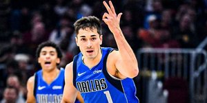 Ο Τζον Πουλακίδας με τη φανέλα των Μάβερικς