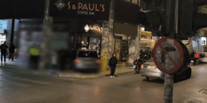 Εξάρχεια: Αυτοκίνητο καρφώθηκε σε καφετέρια στην Χαριλάου Τρικούπη -Δείτε βίντεο