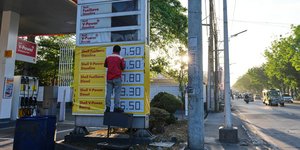 Εργαζόμενος σε πρατήριο καυσίμων στις Φιλιππίνες αλλάζει τις τιμές των καυσίμων