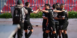 Οι παίκτες της Καλαμάτας πανηγυρίζουν στη Νέα Σμύρνη