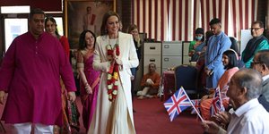 Η Κέιτ Μίντλετον ξυπόλυτη σε ινδουιστικό ναό -Η στιγμή που έβγαλε τις γόβες για να χορέψει