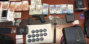 Από τα ευρήματα της ΕΛΑΣ στο σπίτι του ανήλικου στην Κατερίνη 