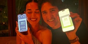 Κέιτι Πέρι και Τζάστιν Τριντό δείχνουν χαμογελαστοί τις «ηλικίες» τους