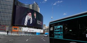 Τεράστια αφίσα με τον αγιατολάχ Αλί Χαμενεΐ σε κεντρικό δρόμο της Τεχεράνης