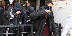 Η στιγμή που οι κατηγορούμενοι μετάγονται στην Ευελπίδων