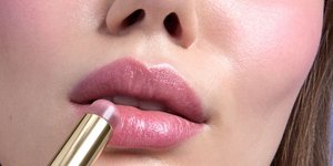 μοντέλο του οίκου KIKO MILANO με προϊόν για τα χείλη