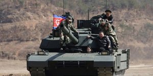  Ο Κιμ και η κόρη του δοκίμασαν ένα νέο άρμα μάχης 