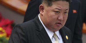 Κιμ Γιονγκ Ουν με κοστουμι 