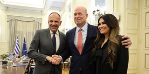 Ο Γιώργος Γεραπετρίτης με τον Μάθιου Γουίτακερ και την Κίμπερλι Γκίλφοϊλ, στο Yπουργείο Εξωτερικών – Φωτ: ΓΙΑΝΝΗΣ ΠΑΝΑΓΟΠΟΥΛΟΣ/EUROKINISSI