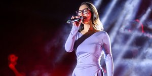 Κλαυδία τραγουδά στη σκηνή