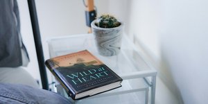 Βιβλίο στην κρεβατοκάμαρα/Φωτογραφία Unsplash 