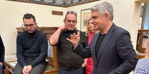 Ο Οδυσσέας Κωνσταντινόπουλος με τους κοινοβουλευτικούς συντάξη