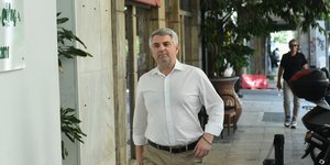 Ο Οδυσσέας Κωνσταντινόπουλος έξω από τα γραφεία του ΠΑΣΟΚ