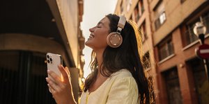 Κοπέλα ακούει μουσική με ακουστικά